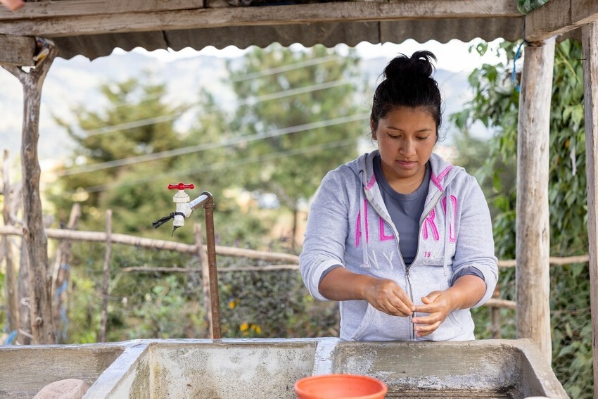 Guisela washes her hands outside her home. Because of the kindess of donors, Guisela’s family now has access to clean water and as a result, is much more healthy and less prone to waterborne illnesses. As the organizer and president of the women’s group participating in the FundaSistemas project, Guisela has a newfound leadership role and is influencing her community in positive ways.
