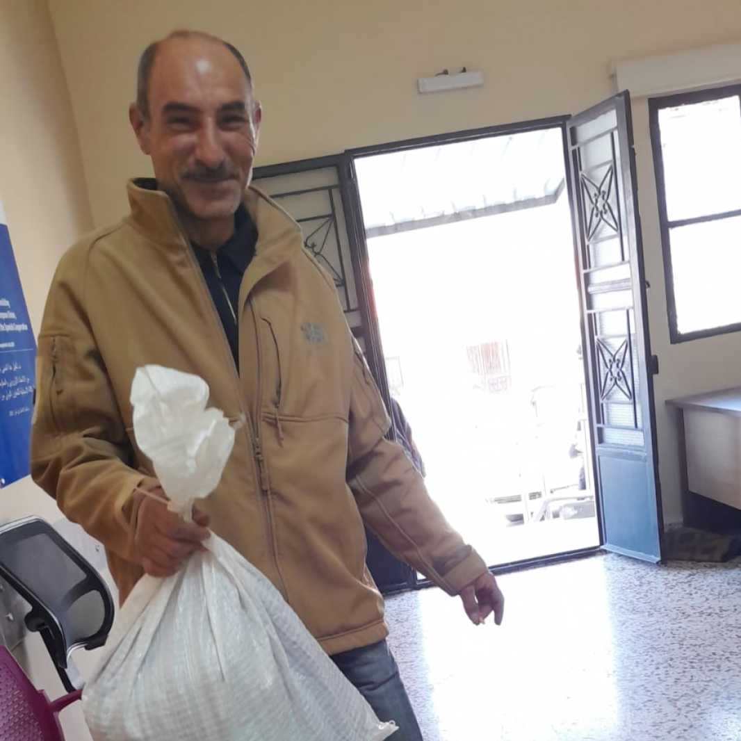 Mostafa Mehsen receives supplies.