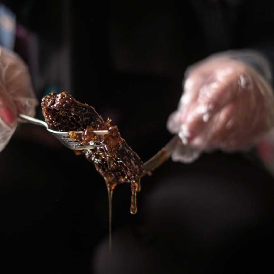 Walla Ali al Ali prepares the honey. Photo by Joao Sousa/LWR